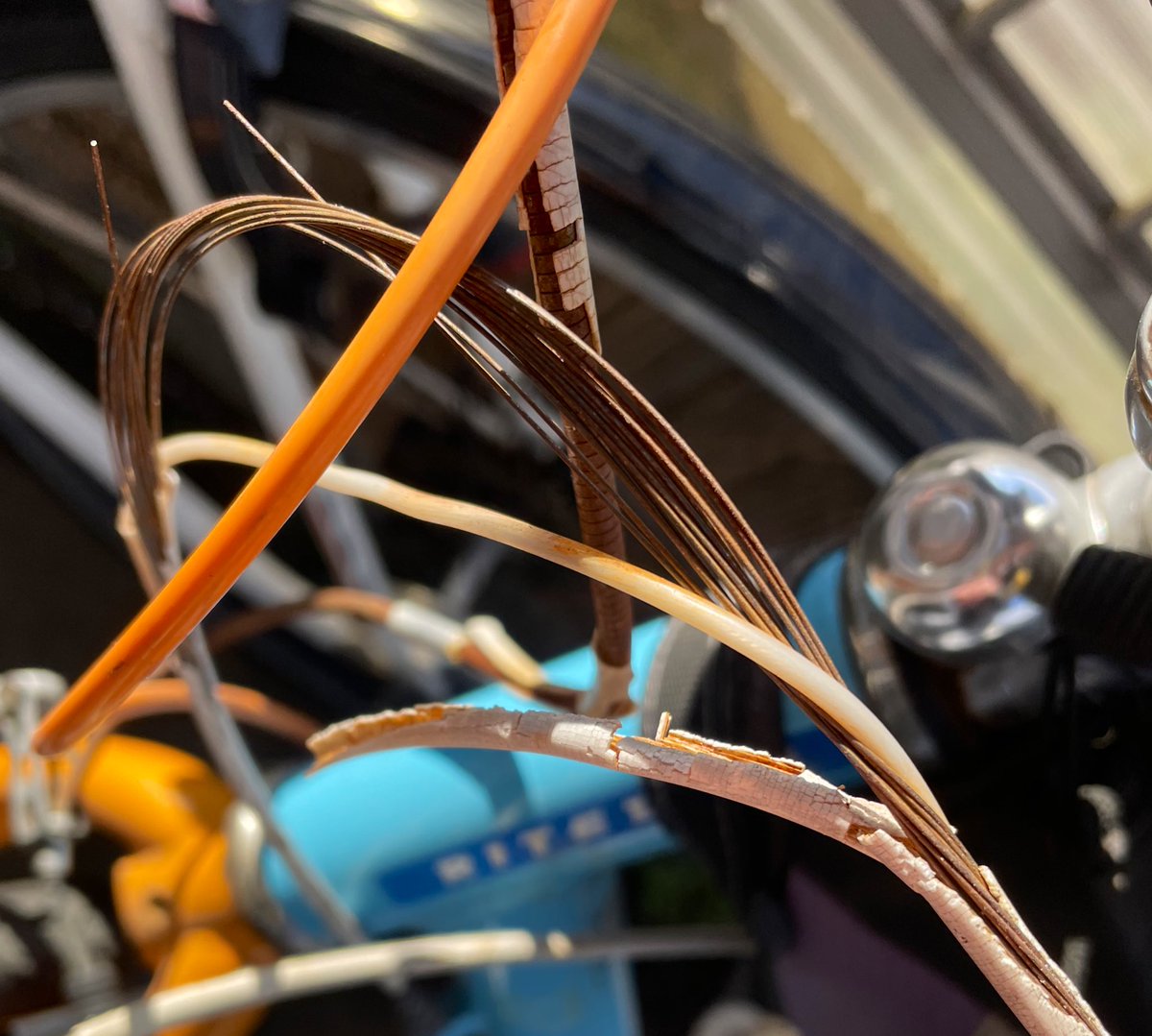 roymona67's tweet image. 先週はスポークが折れてタイヤが触れまくり修理
今週はフロントディレイラーのワイヤーがバラバラに笑
やっと交換出来た！
試運転して来まーす🚲
次はブレーキワイヤー💦