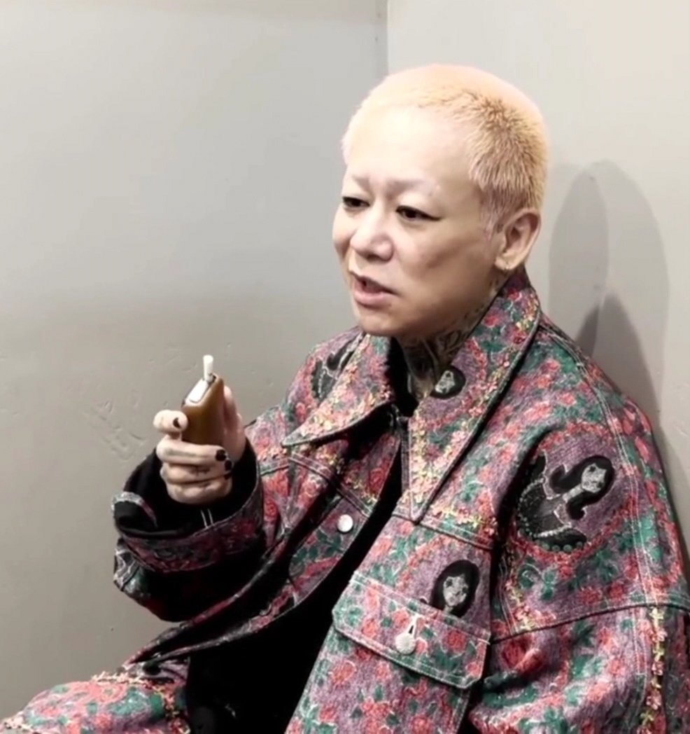 쿄쪽씨 특유의
한쪽 입꼬리만 비죽 올라간 썩소를
귀엽다며 좋아함   (ಠ◞ಠ)