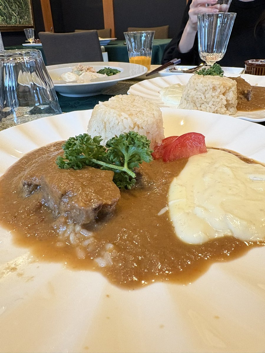 tobinoryo's tweet photo. 美味しいけど腹一杯なのにこれから魚が出るそうだ https://t.co/auZ7LfTPfq