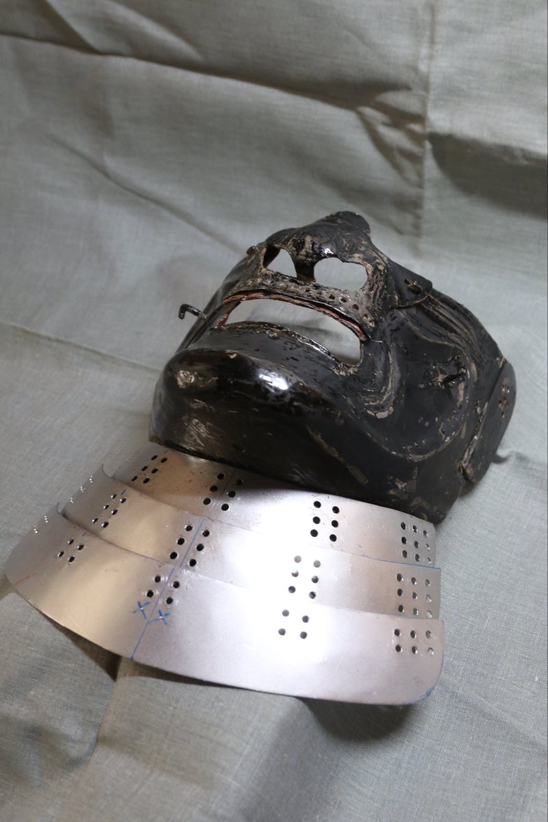 高1   鉄0.8mmで面頬制作中。垂を作り忘れてました💦
漆塗りはまだまだ塗っては研いでを繰り返し乾きが遅いので日数かかります...

毛利元就の兜制作失敗しながら来年の制作品も検討中。
まずは積算‼️
毛利元就は以前積算した数字より上回ってます‼️予算オーバー😤

#漆塗り　#摂食障害　#甲冑