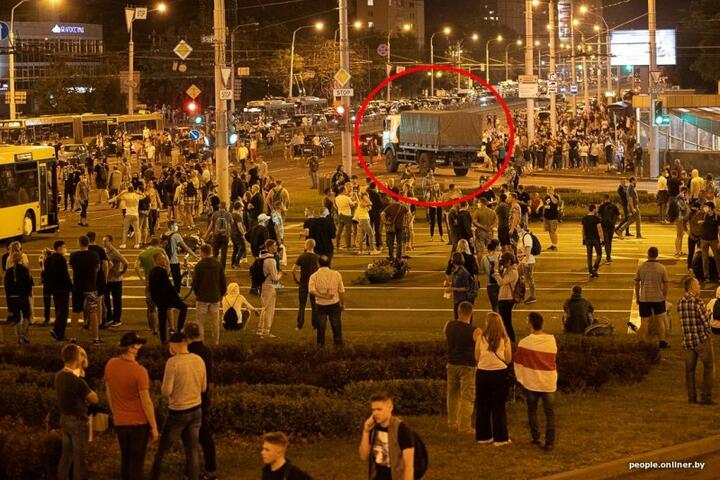 На свободу вышел водитель, который перегородил дорогу ОМОНу во время знаменитой акции на «Пушкинской» в 2020-м

Дальнобойщик Дмитрий Дубков, приговоренный к семи годам лишения свободы, оказался в списке освобожденных белорусов, которые опубликовала украинская сторона. 

Мужчину