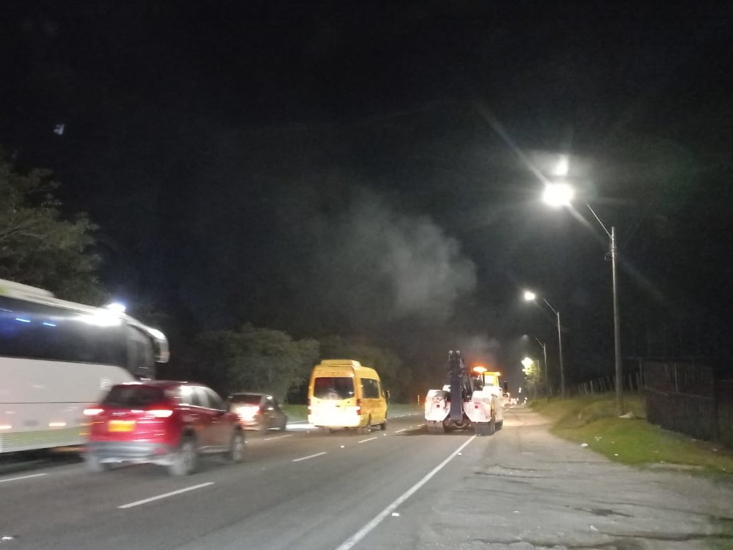 #Actualización | 08:54 p.m. ✅ La situación en la calle 222 sobre #AutopistaNorte causando congestión en dirección Bogotá→Chía, donde se encontraba el vehículo varado, ha sido normalizada. El tráfico está volviendo a la normalidad. Gracias por su paciencia. #SeguridadVial