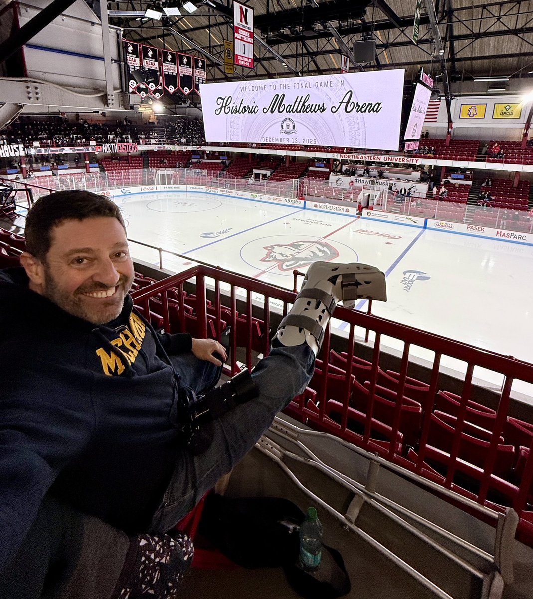 StadiumVagabond's tweet photo. Ankle surgery on Tue, but couldnβt miss last game at Historic Matthews Arena. Thanks to @GoNUathletics for helping with ADA seat. Many more pics to comeβ¦ π©Ό
#StadiumVagabond #MatthewsArena #Northeastern #NortheasternHuskies #CollegeHockey #BostonSports #Bruins #Celtics #GoNU https://t.co/TabxHXzSVe