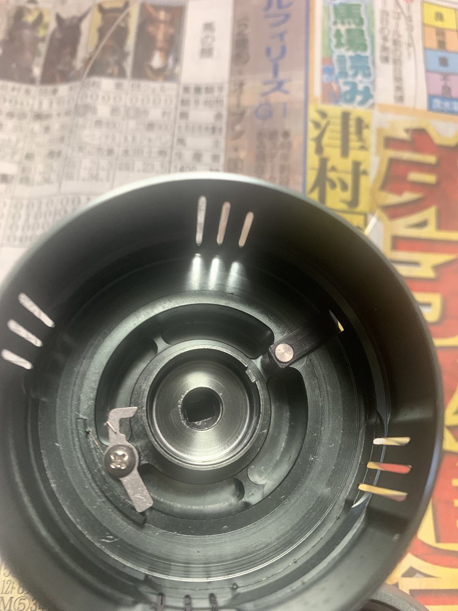 sogehunter's tweet photo. ラインストッパーが折れた😂
安いパーツだし交換しようと調べたらこれって直せないのね🙅‍♂️
パーツ単品も無くスプール交換になるらしい💦
確かにネジ止めじゃないし簡単には外せなそう
地味なパーツだけど無いと困るな😓

#22ステラ
#ラインストッパー https://t.co/CHlcHdiLc8