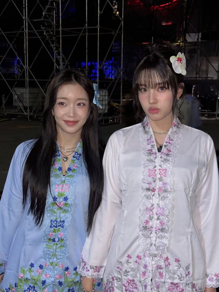 venusianruby's tweet image. stayc's sumin and yoon is seen wearing kebaya encim at motion ime fest (look at their orchid hairpins too)