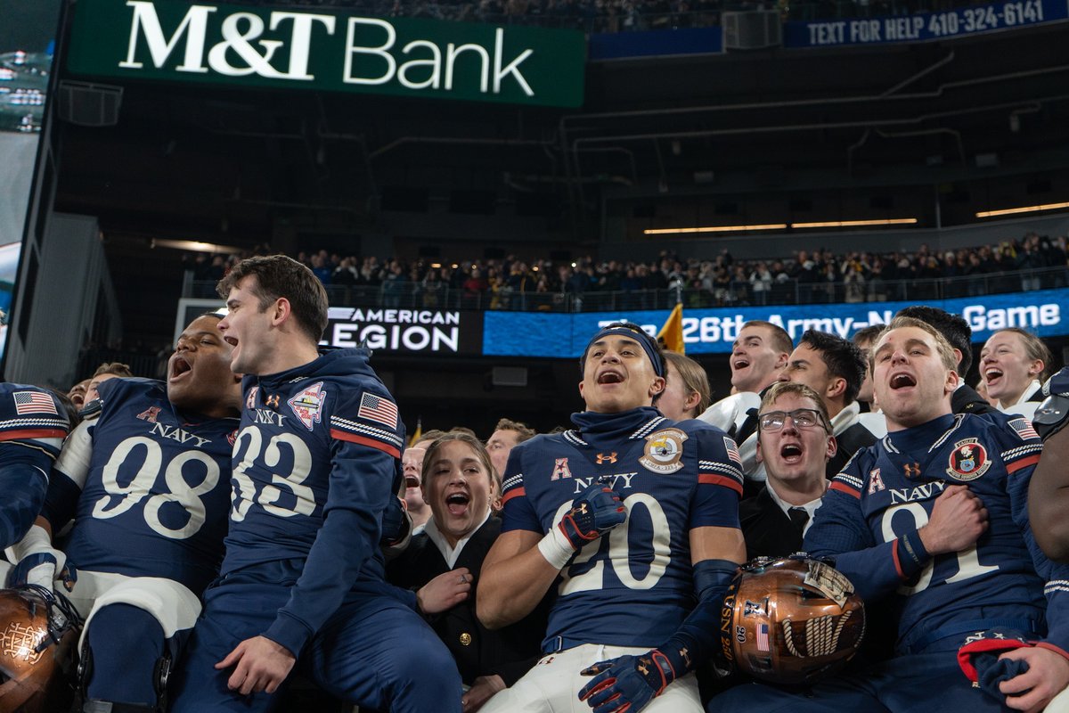 NavalAcademy's tweet photo. NAVY SINGS SECOND! ⚓⚓️ https://t.co/0DNUMW1CXb
