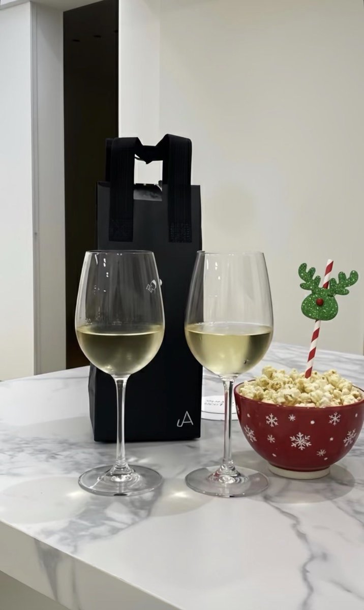 RaEli08's tweet image. #sabadito🥂🦌🍿
#brindis