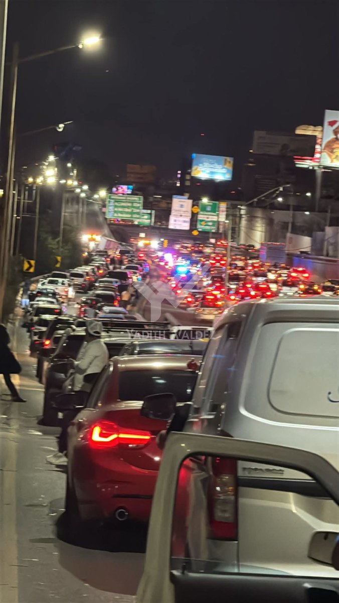 LoQuePasaEnNL's tweet photo. En Nuevo león no hay movilidad ni en carro ni en transporte, estamos rebasados en tiempo y forma !!!

-Avenida Morones Prieto. https://t.co/myT2OxxMla