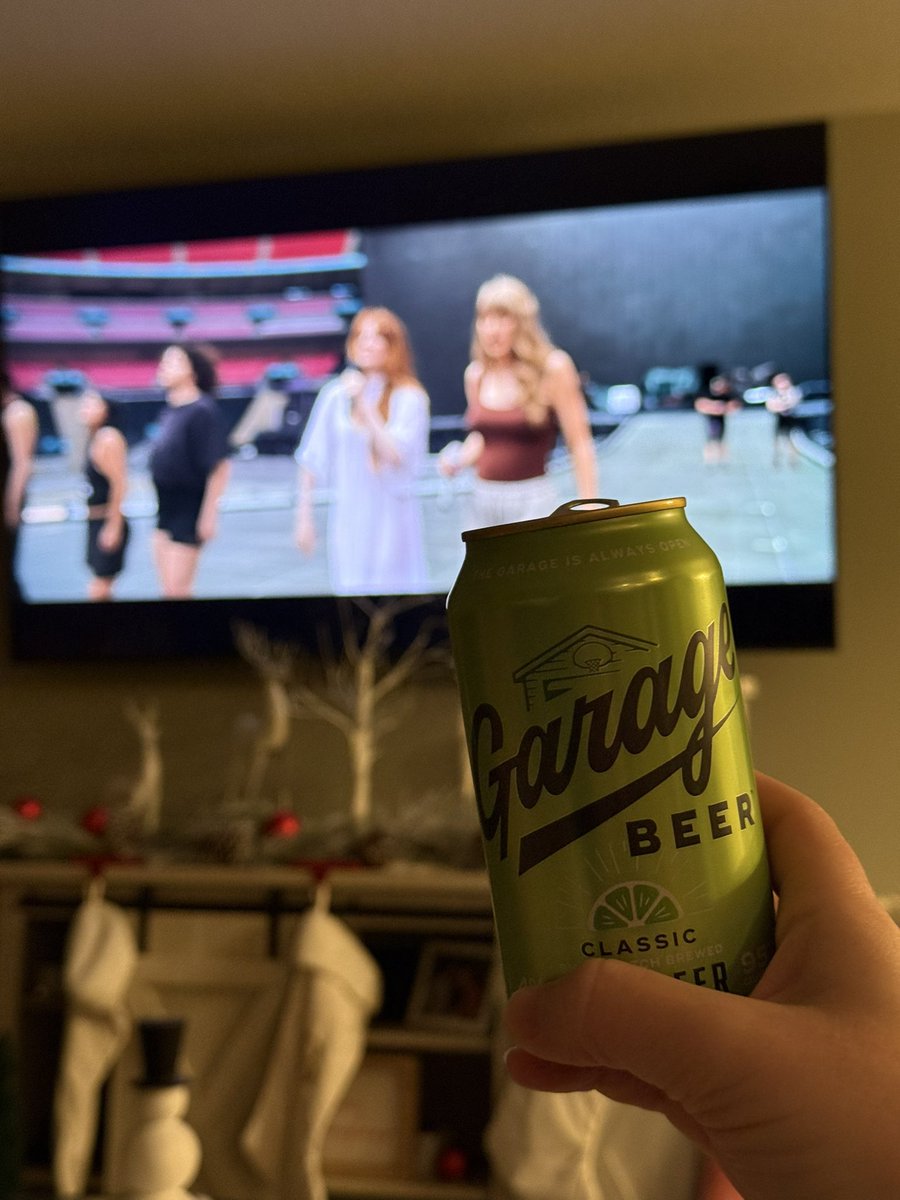 LexxiRaau's tweet photo. @drinkgaragebeer cheers queen✨ https://t.co/iF0Yi92b8S