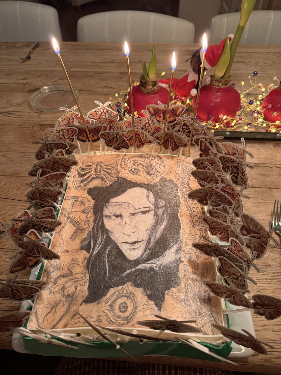creaturizm's tweet photo. oh my god guys look at the birthday cake my mom made for me 😭 the artwork is by bleedingrubi on etsy !! #Frankenstein https://t.co/08yy4v4p3O