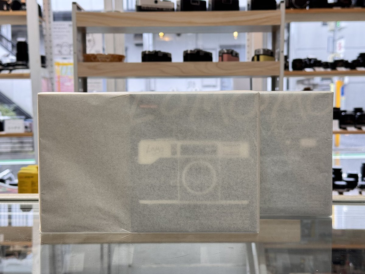 oumicamerastore's tweet image. オープンしました！
lomographyの最新機種LOMO MC-A入荷しています！
シルバーとブラック、それぞれありますのでぜひ！
あと、この包まれた紙は剥がしていいものかどうか…悩ましいところです！
#フィルムカメラ
#lomography