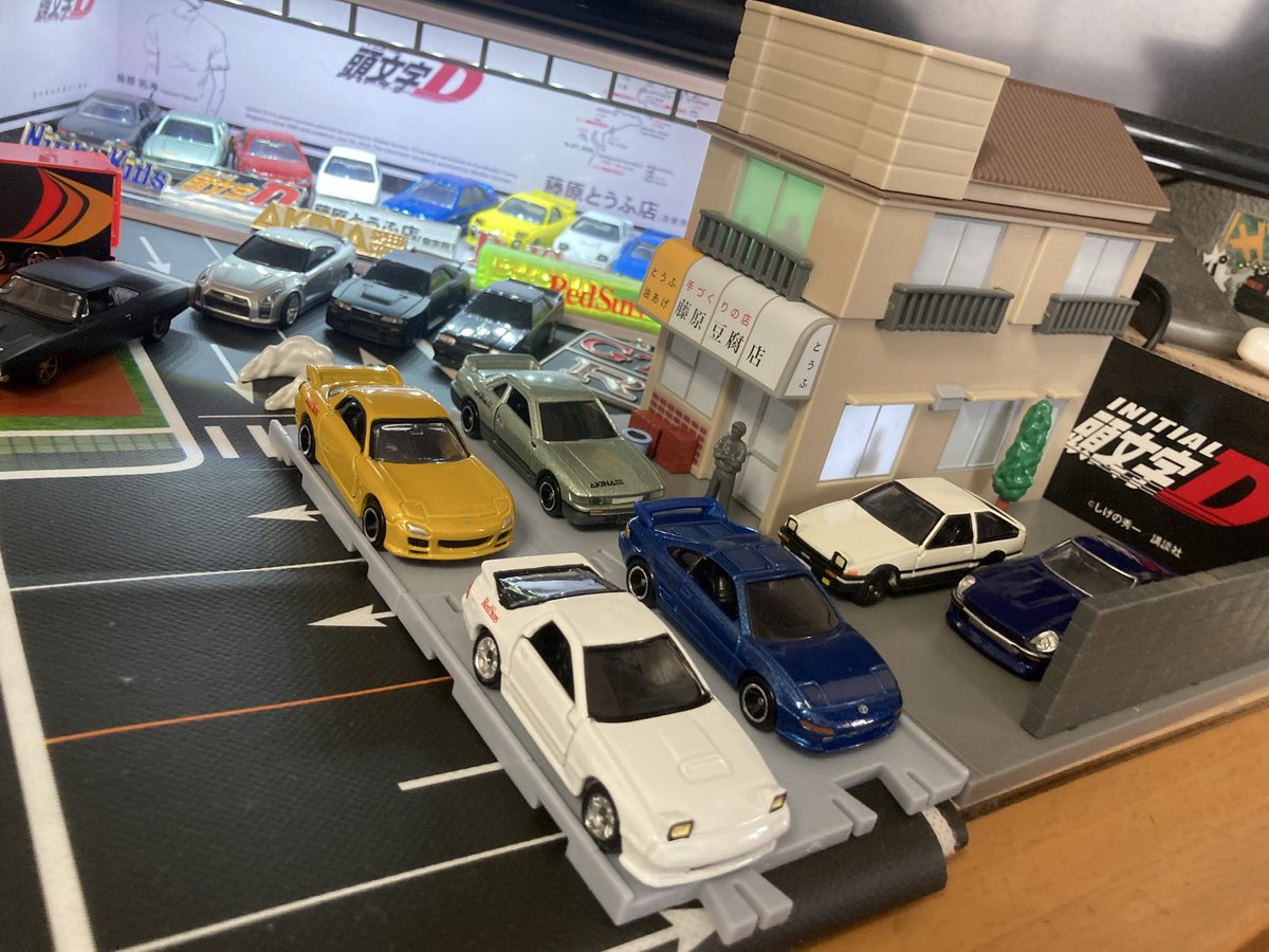 Sabaharu11's tweet photo. コレクションが増えましたぁ😃
あ‼️ 湾岸の直線番長が‼️😅
とうふ店の看板が光る仕様ならメチャ良かったのに 笑 
#トミカ  #頭文字D  #藤原とうふ店 https://t.co/P4dmKqFA8Z