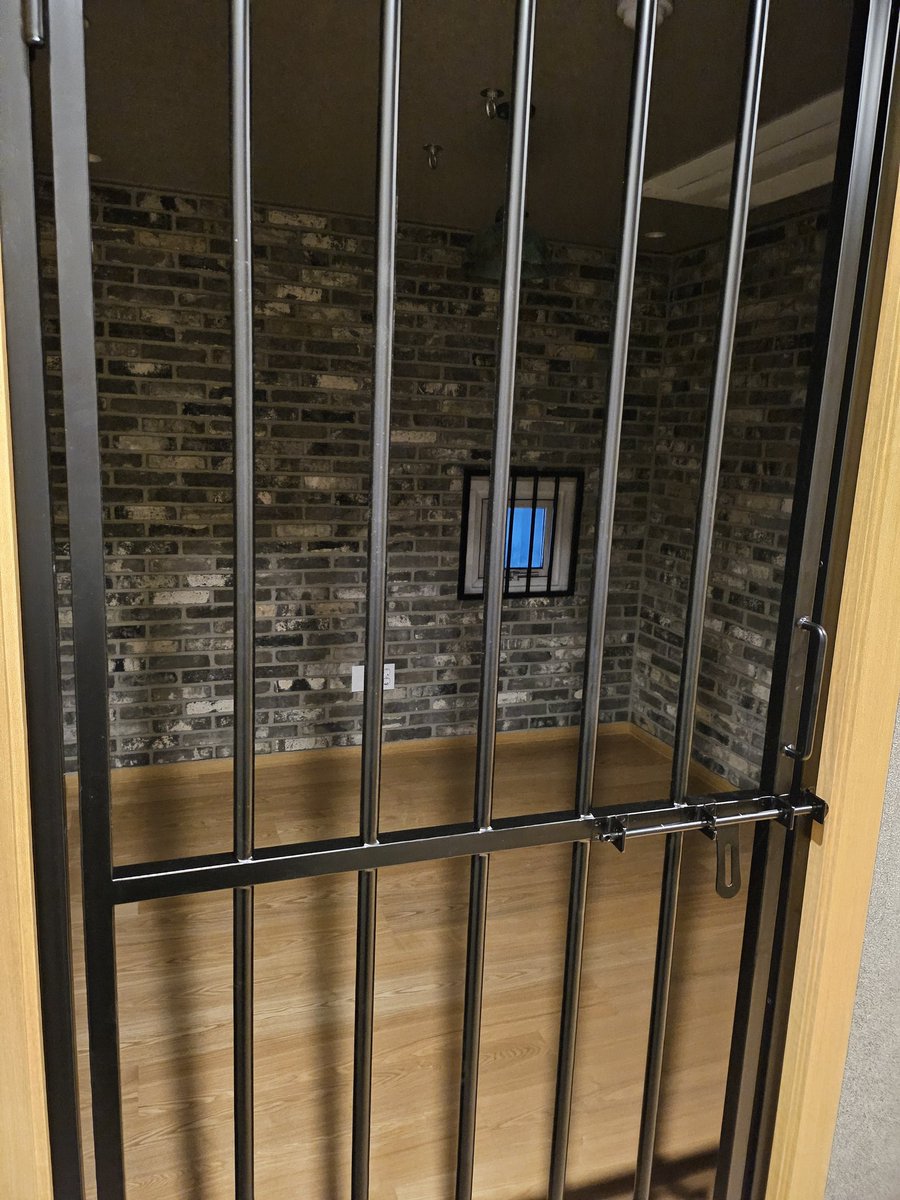 감옥컨셉의 방 철창 설치 완료
