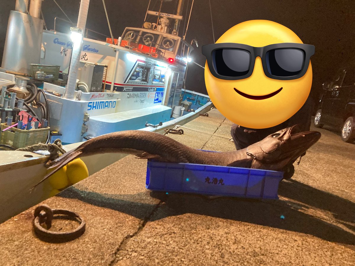 r_chan_mo's tweet photo. 友達と去年のリベンジ付き添いでバラムツ釣りにいってきた！

40kgオーバーをキャッチ！
友達リベンジ成功！

僕は去年にバラムツ釣ったのと酔いがヤバかったので今回はファイトシーン撮影係📷

身は全身脂のトロの真っ白でとっても美味🐟とりあえず4切れまで！ https://t.co/K6gTxCGwBV