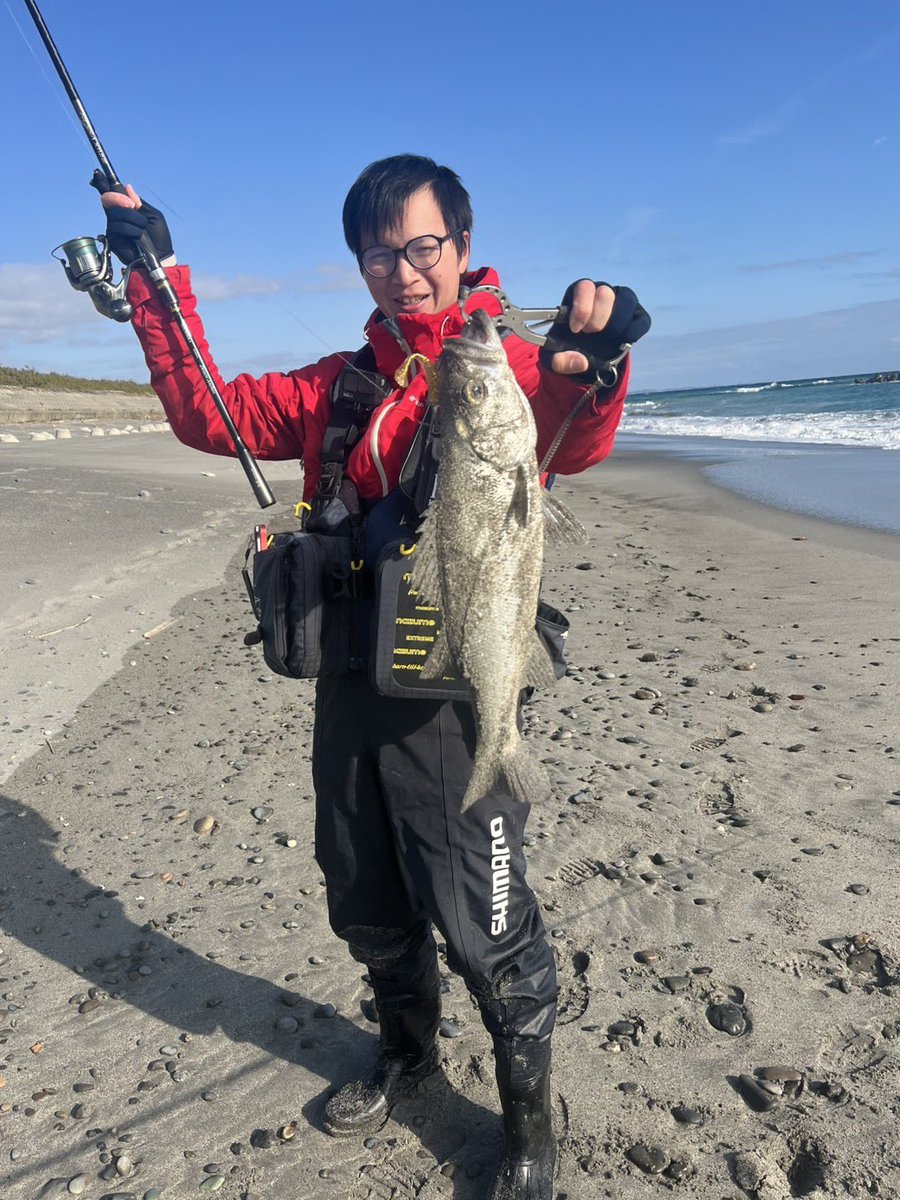 cykennnnn's tweet photo. 2025.12.13 昼間ゲーム 10:30スタート。久しぶりに魚をゲットした🥹シーバス？ヒラスズキ？よくわからないけど､嬉しいぃぃぃ
夕まずめまでやったけど、釣果伸ばせず終了。
今シーズンまだヒラメ釣ってない…やばいやばい💦

#遠州灘サーフ #田���サーフ #豊橋サーフ #伊良湖サーフ #サーフ釣り https://t.co/5xSo4z837n