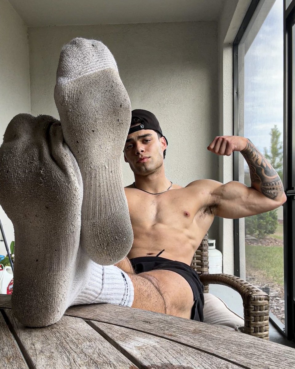 I am the king. I am perfect. Now worship these soles