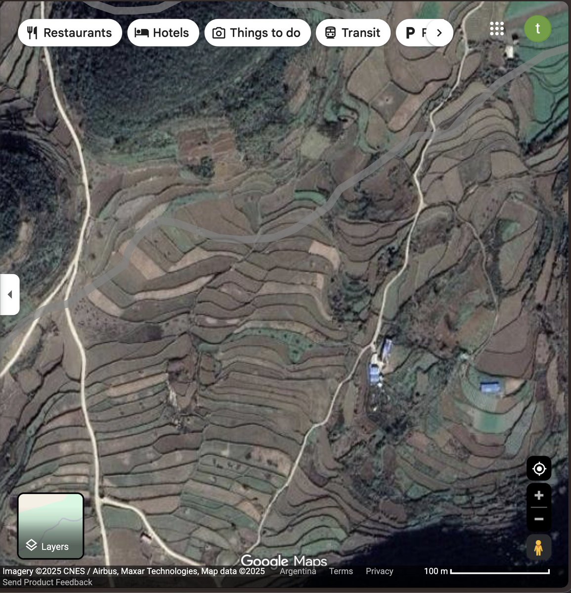 ๊ทธ ๋ฐ์ด๋ด ์์์ด ์ธ๊ณต์ง๋ฅ์ผ๋ก ๋ง๋ค์ด์ง ๊ฒ์ธ์ง ์๋์ง๋ ์ค์ํ์ง ์์ต๋๋ค. ๋ถ์ 25ยฐ46'54.3", ๋๊ฒฝ 105ยฐ28'06.9"์์๋ ๋น์ทํ ํํ์ ์ธ๋ ๊ตฌ์กฐ๋ฌผ์ ๋ณผ ์ ์์ต๋๋ค. ๋๋ ํธ๋ฉ ์นด์ดํฐ๋ฅผ ํ์ธํด ๋ณด๋ฉด