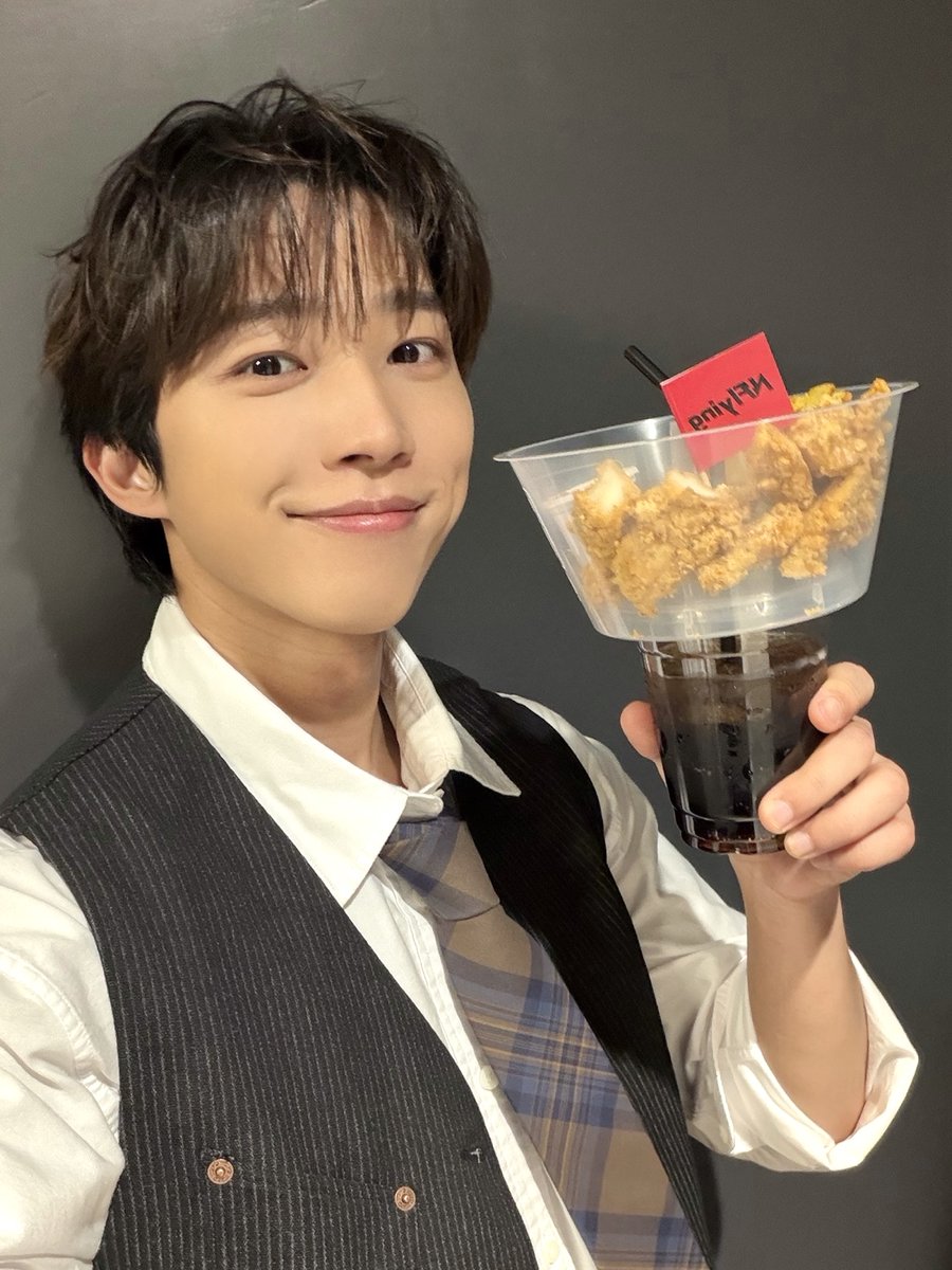 ＼2025 FNC KINGDOM 10TH ANNIVERSARY - AMAZING WONDERLAND -／
コラボドリンク&amp;フード販売中!!📢

メンバーも実食!!🍽️
#NFlying のコールポップ&amp;レッドベリードリンク🍗
ぜひ皆さんもゲットしてみてください❤️

🔗詳細はこちら
fnckingdom.jp/single-post/25…

#FNCKINGDOM