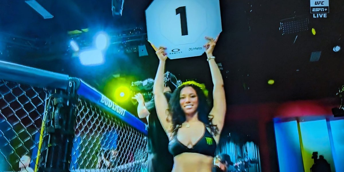 enigmachine's tweet image. Lookin' NICE, Brookliyn!

Remember these?
x.com/helloBROOKLIYN…

Pardon the blur, but I'd be amazed if you didn't cause a person to twitch!
The TV is not at a kind angle, here, either.

They must be making your outfits a bit too small. No complaints, though!

😍💥 #UFCVegas112