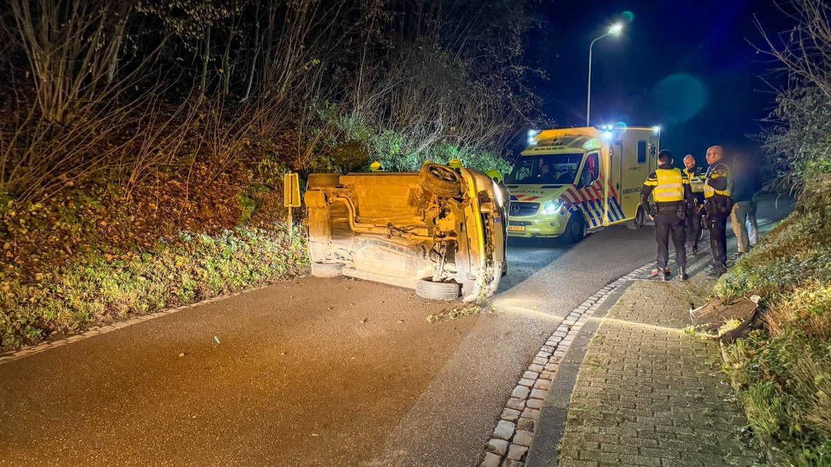 Auto mist bocht in Valkenburg en belandt op zijn zij