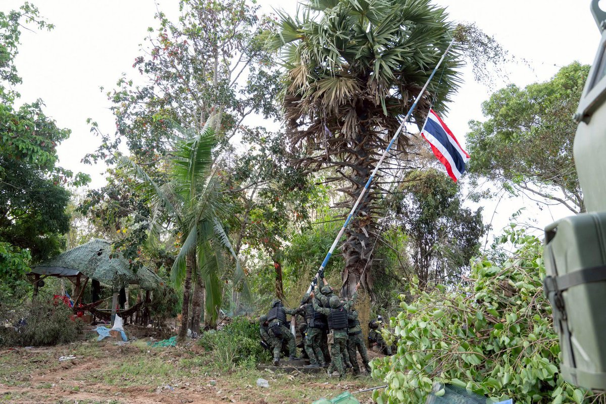 ArmyMilitaryHD's tweet photo. ภาพล่าสุด - นาวิกโยธินของกองทัพเรือ สถาปนาธงชาติไทยเหนือพื้นที่บ้านสามหลัง ต.ชำราก อ.เมือง จ.ตราด หลังเปิดปฏิบัติการทางทหารยึดคืนพื้นที่อธิปไตยได้สำเร็จและขับไล่กองกำลังฝ่ายตรงข้ามออกจากพื้นที่ได้ทั้งหมด https://t.co/QWYCfYJ5T1