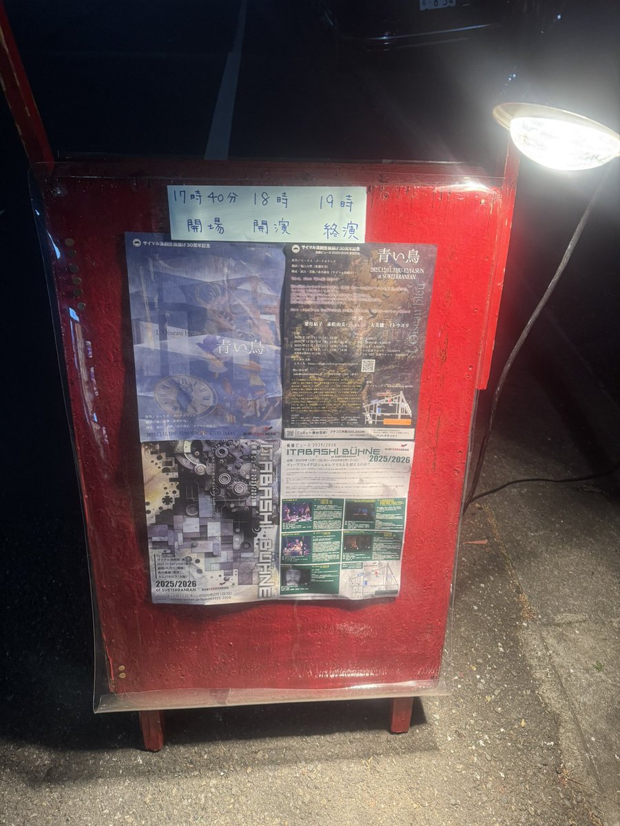 FRAGMENTS、と、青い鳥。
奇しくも、どちらもガラスの欠片のようにキラキラと。
言葉は、情報だったり、詩情だったり、自在に形を変えて。
降り積もる断片の山の中から、物語の輪郭を探すような。