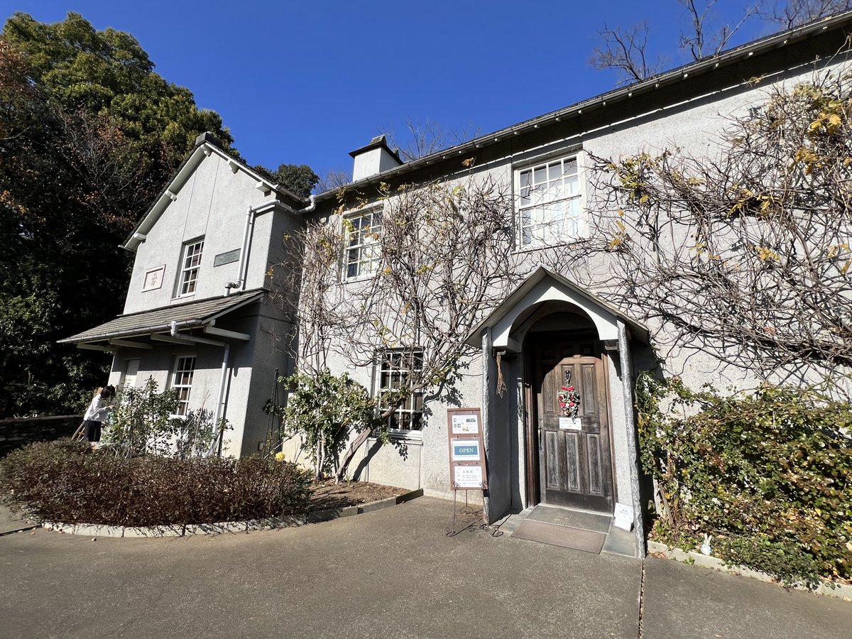 MokaTpr265's tweet image. ビアトリクス・ポター資料館に行ってきました
館内はクリスマス🎄の装飾で、
持ち手が各キャラクターのアンティークのハンドベル(呼び鈴)
今年逝去されたピーターラビット関連の研究者、吉田新一先生、ジュディ・テイラーさんの書籍
古いパズルが展示されてされてました
#ピーターラビット