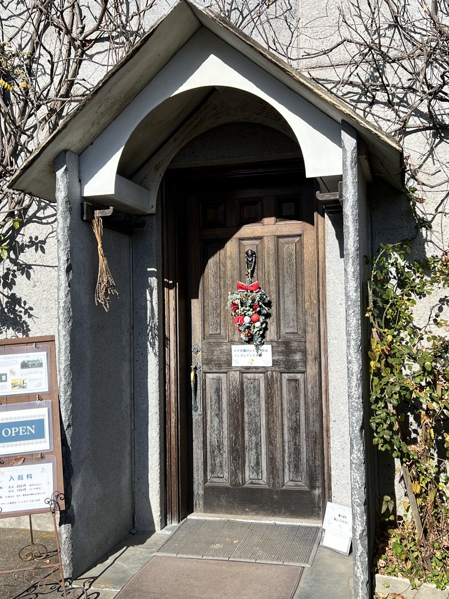 MokaTpr265's tweet image. ビアトリクス・ポター資料館に行ってきました
館内はクリスマス🎄の装飾で、
持ち手が各キャラクターのアンティークのハンドベル(呼び鈴)
今年逝去されたピーターラビット関連の研究者、吉田新一先生、ジュディ・テイラーさんの書籍
古いパズルが展示されてされてました
#ピーターラビット