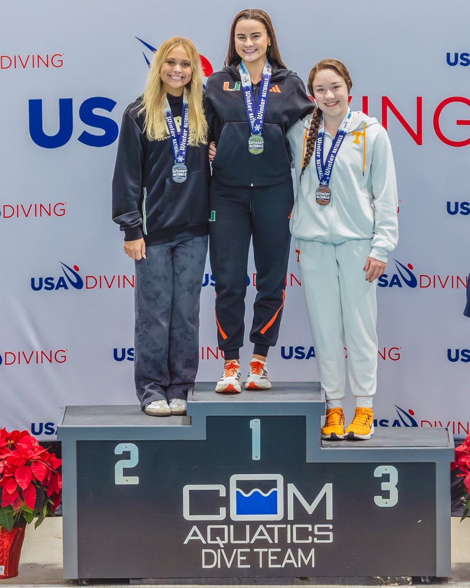 The 2025 Women’s 1m medalists 🥳

🥇Margo O’Meara
🥈Avery Worobel
🥉Emma Rhines

📸 Shot by Sadie