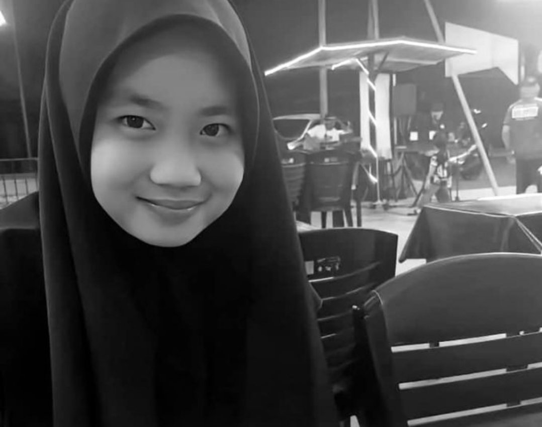 f4kr0ls00d's tweet photo. Semoga tenang kau disana nak. Mereka cuma guna kamu utk politik saja. Lepas prn pakat senyap babi2 tu. https://t.co/i2IpfPE7xJ