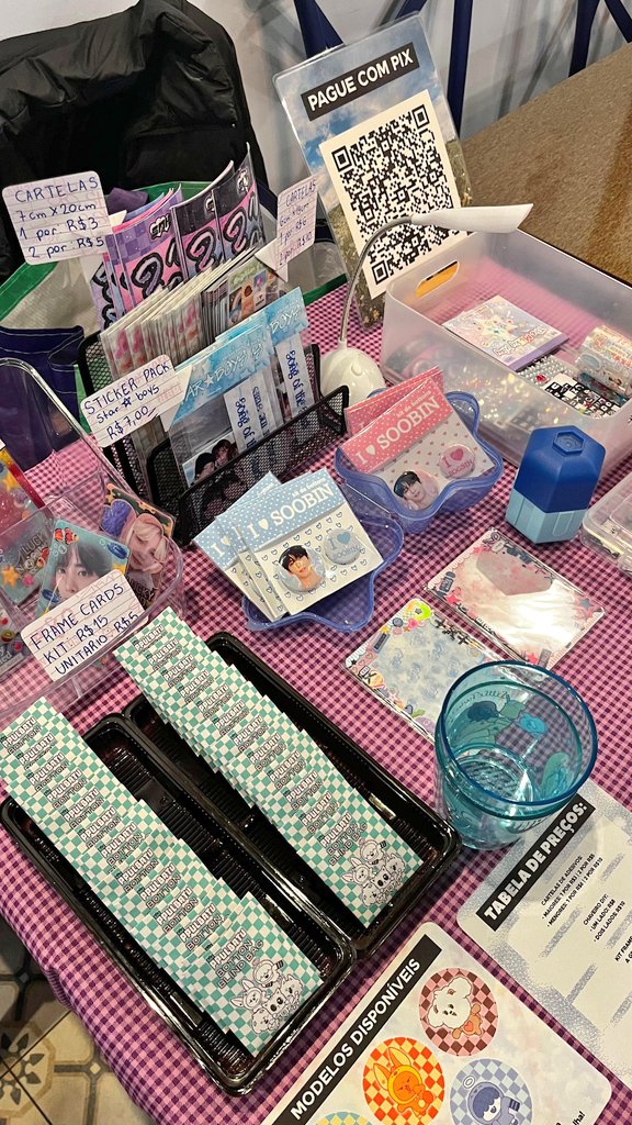 somehow_com's tweet image. nossa mesa hoje no evento da @/moaversestore♡