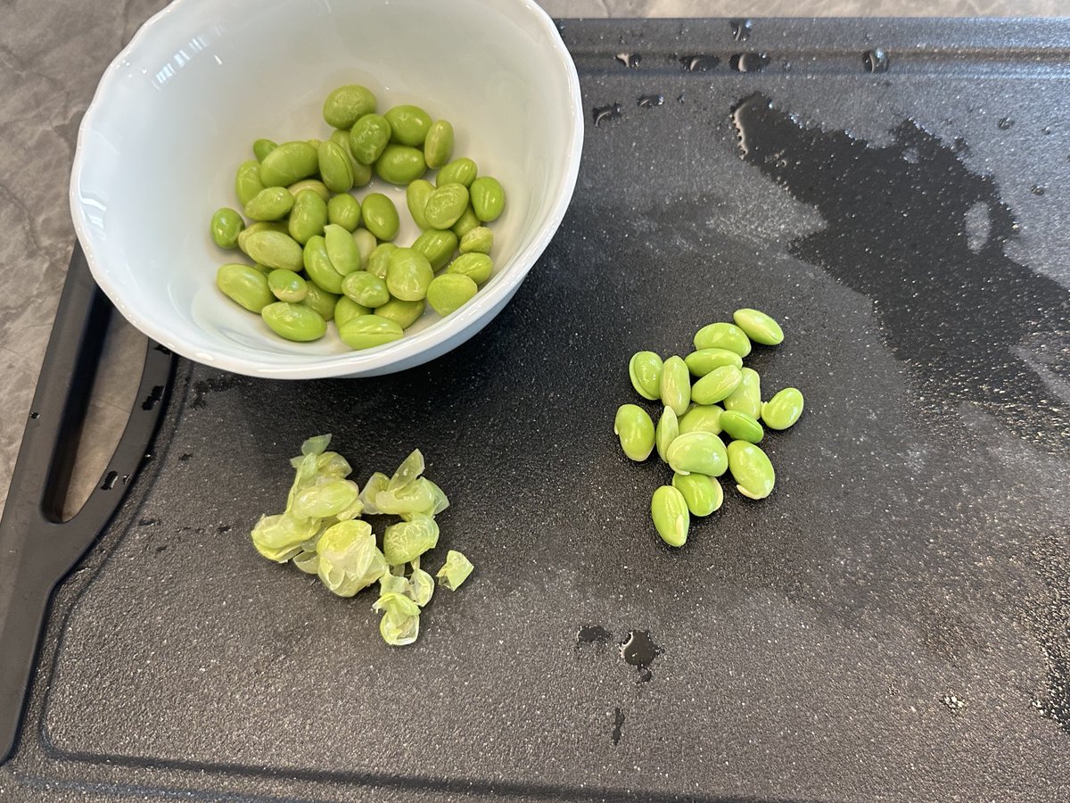 eight_0712's tweet photo. あなたは枝豆の薄皮を剥いたことがありますか。
ミニトマトの皮を剥いて種を取ったことはありますか。
パプリカの皮を剥いたことはありますか。

#離乳食作り https://t.co/4UvydlNgFB