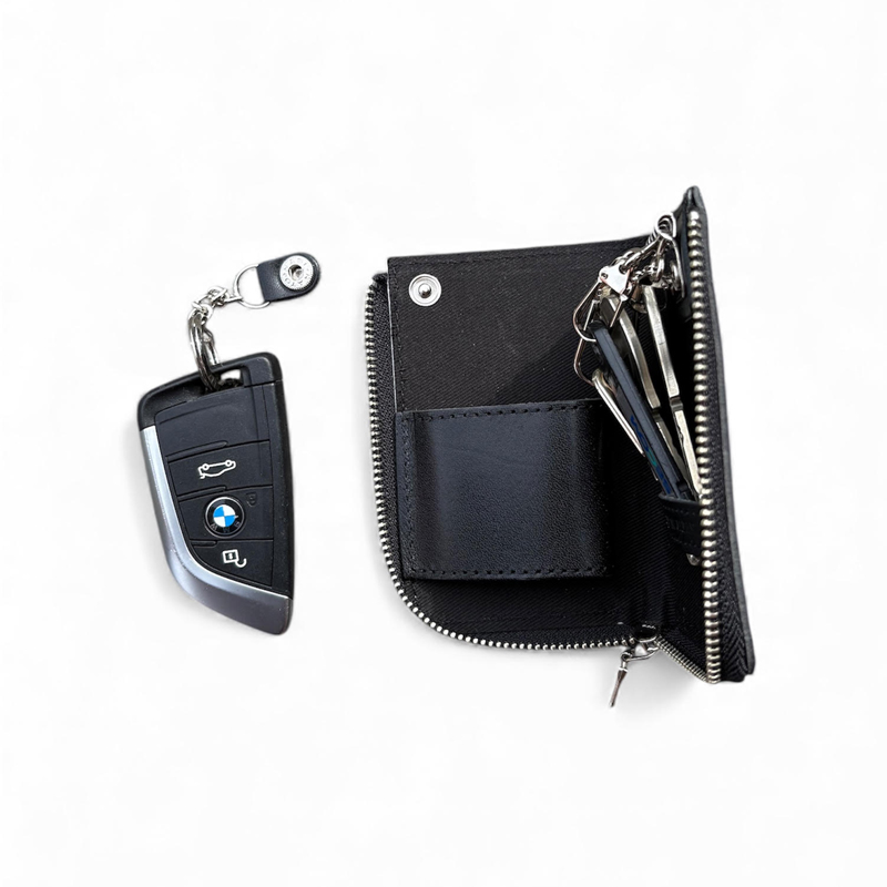 全部閉じない。だから出しやすい。
スマートキー対応、4連フック付き。
育てる革のハーフオープン スマートキーケース

 - Revolla Online Store
 shop.revolla.com/?pid=189800949