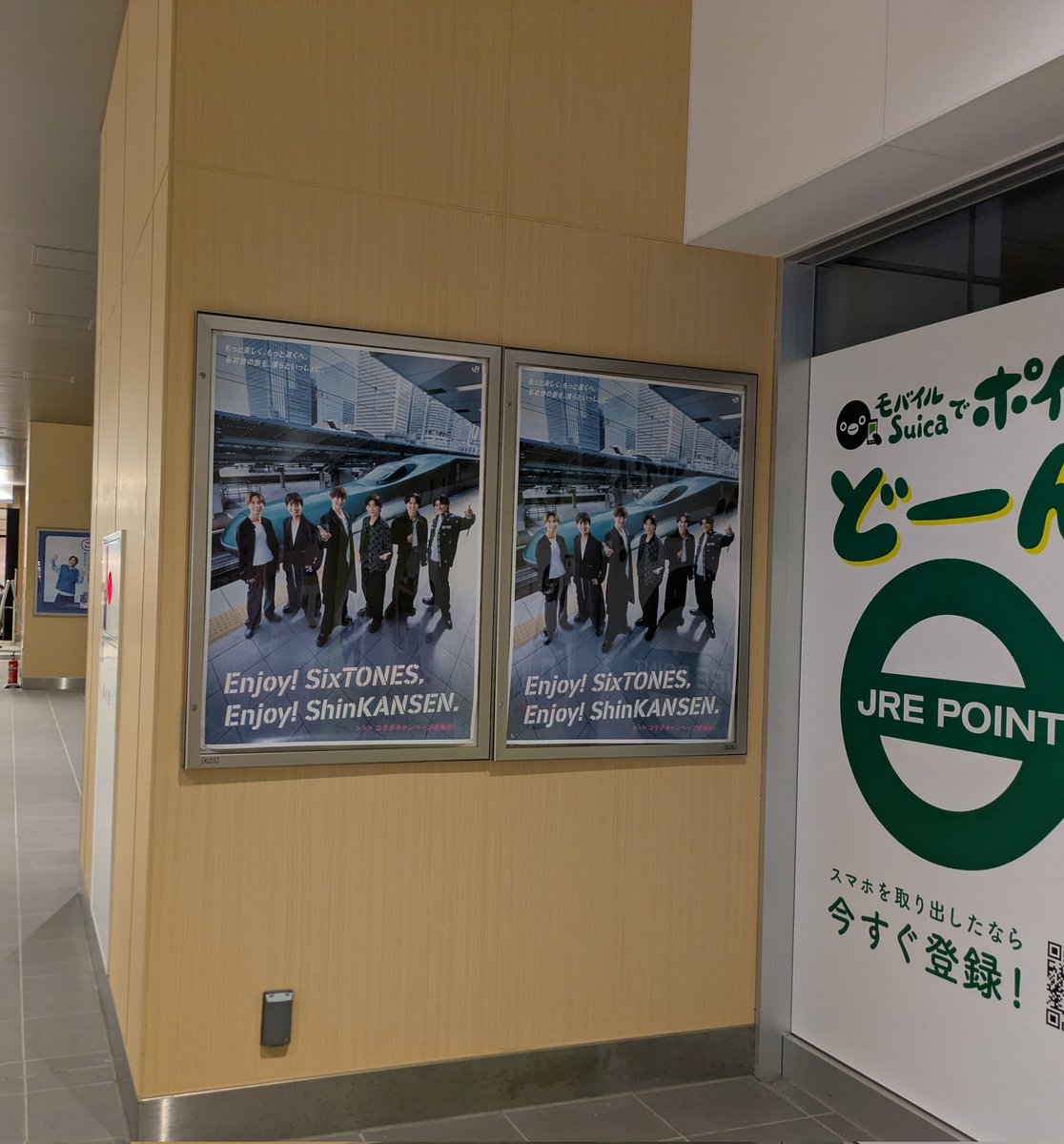 お隣の柱にはJR東日本とのコラボキャンペーンの広告もありました