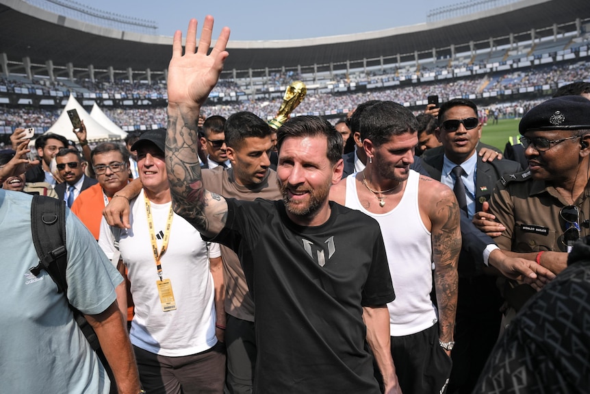 Sosscopemedia's tweet photo. Messi’s tour of India kicked off chaotically on Saturday as fans threw bottles, vandalized banners, ripped up seats, invaded pitch at Kolkata’s Salt Lake stadium after the soccer great made only brief appearance at ticketed event.
#Kolkata
#India
#Messi
#Sosscopenews
#football https://t.co/drbV8UqodN