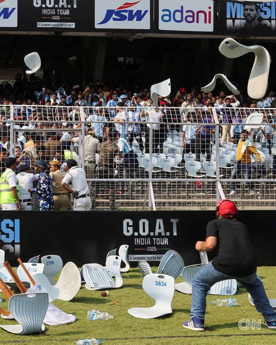 Sosscopemedia's tweet photo. Messi’s tour of India kicked off chaotically on Saturday as fans threw bottles, vandalized banners, ripped up seats, invaded pitch at Kolkata’s Salt Lake stadium after the soccer great made only brief appearance at ticketed event.
#Kolkata
#India
#Messi
#Sosscopenews
#football https://t.co/drbV8UqodN