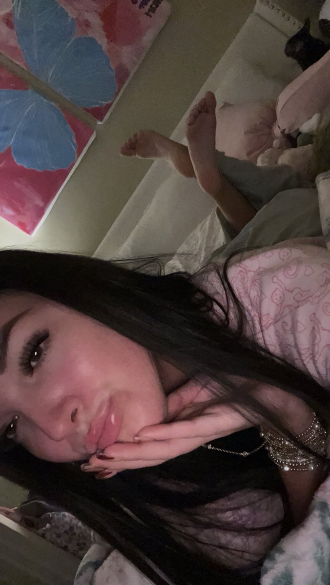 emmsgoddess's tweet image. So cozy in bed