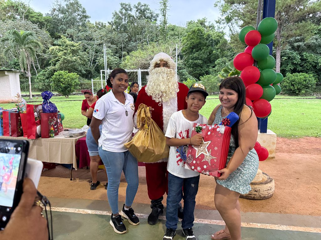 🌈✨ Sembrando sonrisas y esperanza 👧🏽👦🏽

Unidades de la Sección de Niñez y Adolescencia de la 8va Zona compartieron un momento especial con los niños de Ciudad del Niño (Playa Leona), llevando alegría, unión y mensajes de esperanza.

#SomosMuchoMás 
#AeronavalTeCuida
