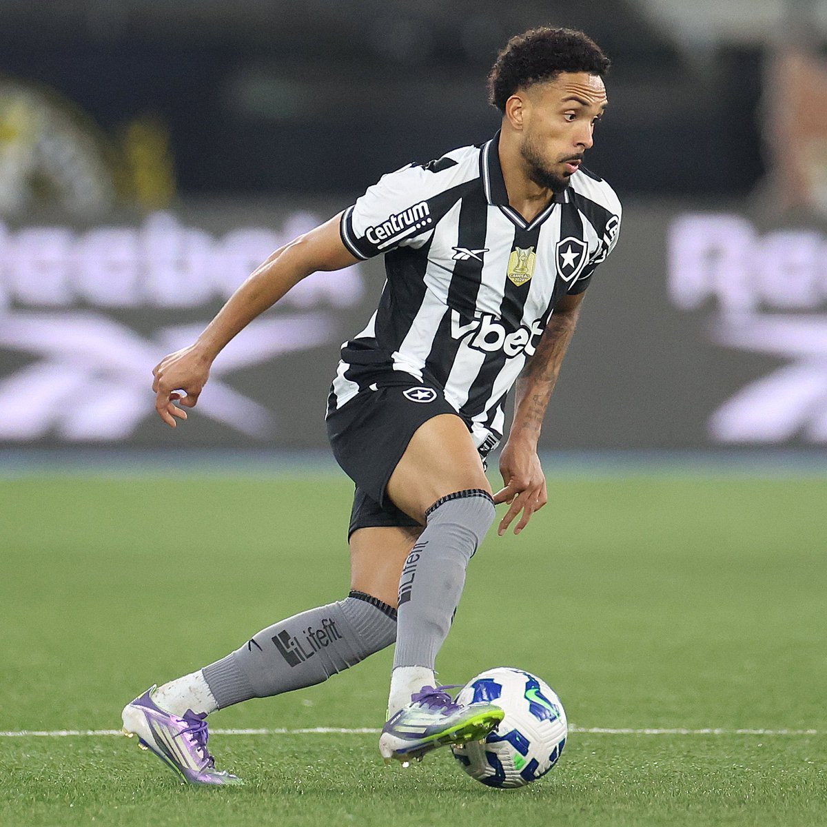 Não se toca no melhor lateral do Brasil.

Apesar de muitas vezes o criticar, inegável que Vitinho é o melhor lateral que já vi com a camisa do Botafogo. Campeão, que cresce em jogo grande e que sempre dá a vida.

Nosso lateral ainda tem muito título pra ganhar aqui.

#FicaVitinho