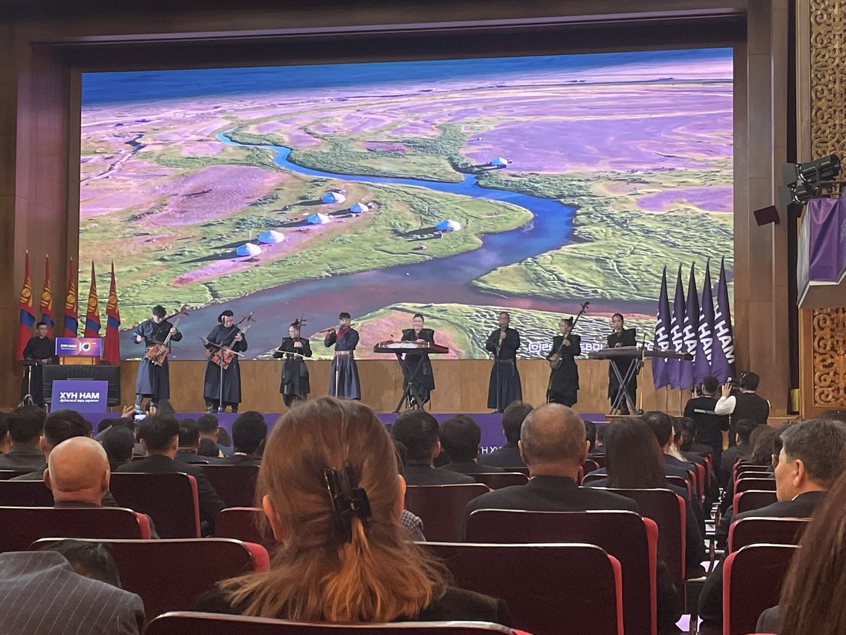 ariunbileg's tweet photo. ХҮН намын 10 жилийн баярын хурал болж байна. Ордон руу ороод иртэл хамгаалагч нар нь үзмэн ягаан хувцас өмсчихсөн бхаар нь ХҮН намын баярт зориулаад ийм хувцас өмсцийн бх даа гээд гайхлаашд 🤣 тгсн солиод ийм өнгөтэй болоод удаж гэнээ кк

ХҮН намын даргаар Доржхандыг улираан томилжээ. 

Би энэ ХҮН намтай л яаж ийж бгаад холбогдчихоод бдаг юм даа. Үндсэн хуульд өөрчлөлт оруулах уулзалтад модератор хийж байв, Доржханд, Амарбаясгалан, Одонтуяа нар бсан та нарын ихэнх санаж бгаа бх. 

Дараа нь сургуульд сурах гд Доржханд даргаас тд гуйтал огт танихгүй бж хийгээд л өгсөн, Мөнхсоёл эгчтэй бол байнга л холбоотой бдаг даа. Өнөөдөр бас модератор хийх гд сууж бна. Энэ их сонин нам бн шүү гэсс кк
