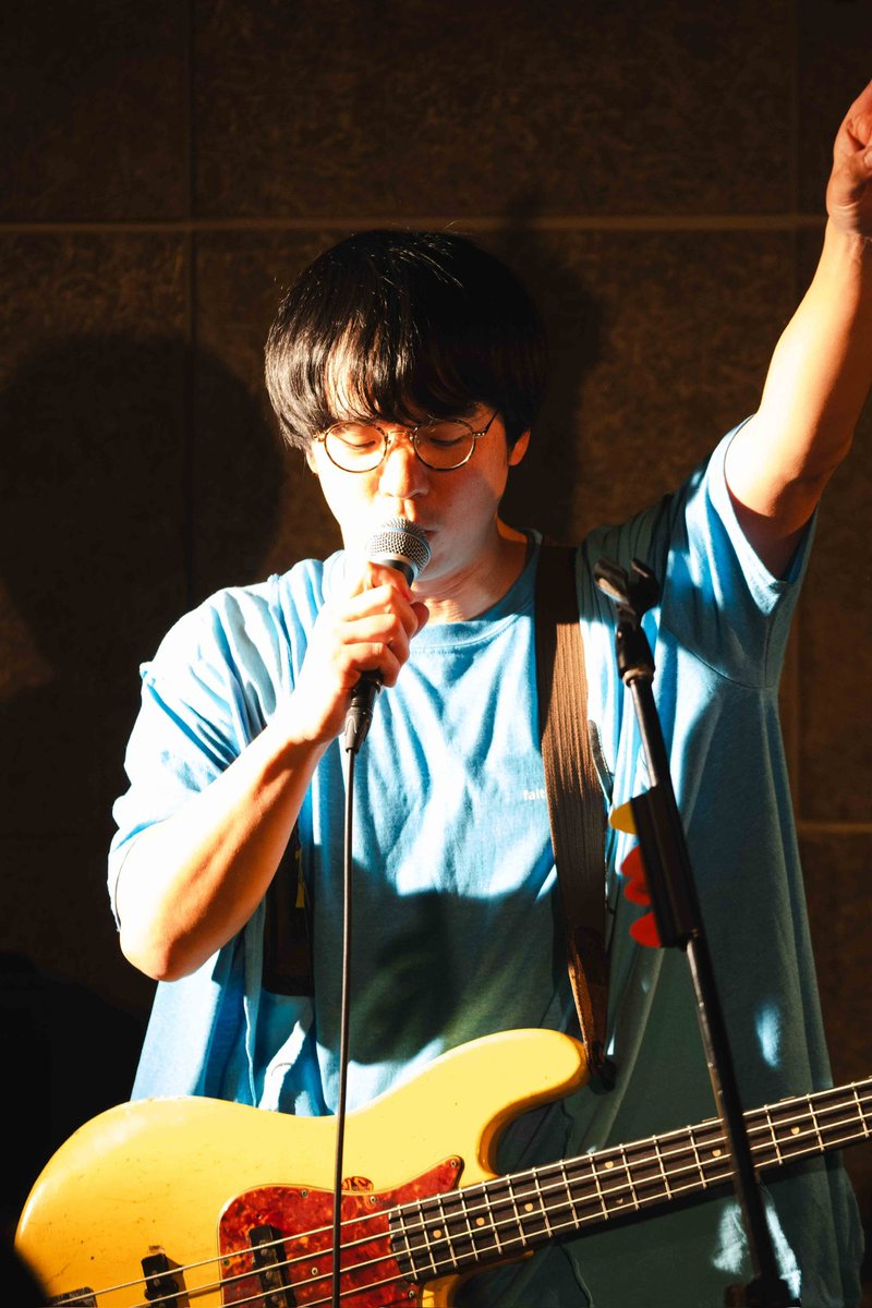 mitomonobuhiro's tweet photo. ベース弾くのとか色々はずーっとやっててなんともないのですが人前で歌うという事に関してはほんとに素人でして、とりあえず一年近くやって来れたのは正直嬉しいす🐟
先頭で歌ってる人の気持ちをちょびっとだけ体感したので、共演する歌のみなさんの気持ちや望みにもっと気づけたらいいなあなんて🐟 https://t.co/EqpQBaB9ie
