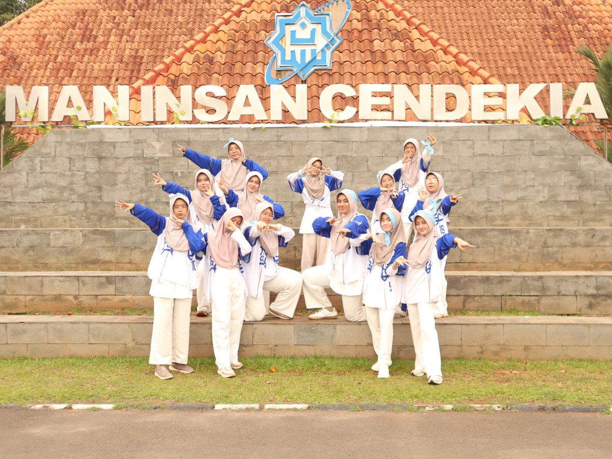 lum0ri3's tweet photo. WELLL DONEEE GIRLSSSS🥳🥳 huhuu ga akan ada lagi latihan mampus di living sampe jam 12 lebih dan semua huru hara itu. thanksss a lottt buat ercava yang udah ber fanchant ria selama kita tampil (jujur ga expect bakalan serame ituu THANKSSS GUYSSS🙆‍♀️🙌💓) https://t.co/iPAnFdSN4F