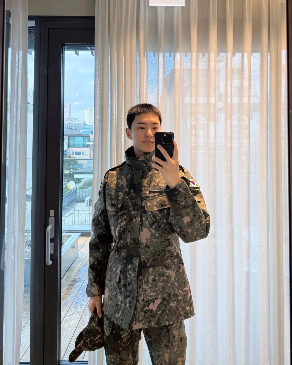아니 군복 입은 비율이 너무좋아 말이대나