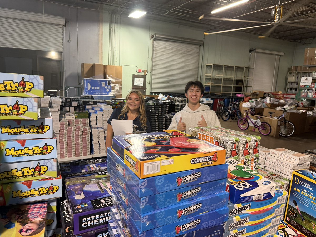 CollinsH2OPolo's tweet photo. Our team was fortunate to have the opportunity to serve our community by volunteering at Bear by gathering gifts for kids in foster care. @KCtigerathletic @KleinISDAth @KleinCollins @KleinISD https://t.co/tR6PSfDsOp