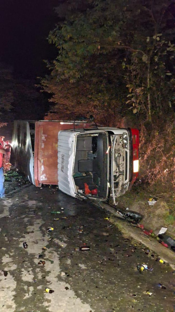 Prensalibcasan's tweet photo. Accidente de tránsito en la vía #Chámeza - #Recetor mantiene cierre total a la altura del sector de Maracagua. Camión se volcó ocupando ambos carriles y perdiendo la carga sobre la calzada. https://t.co/TEtZDMiFOE
