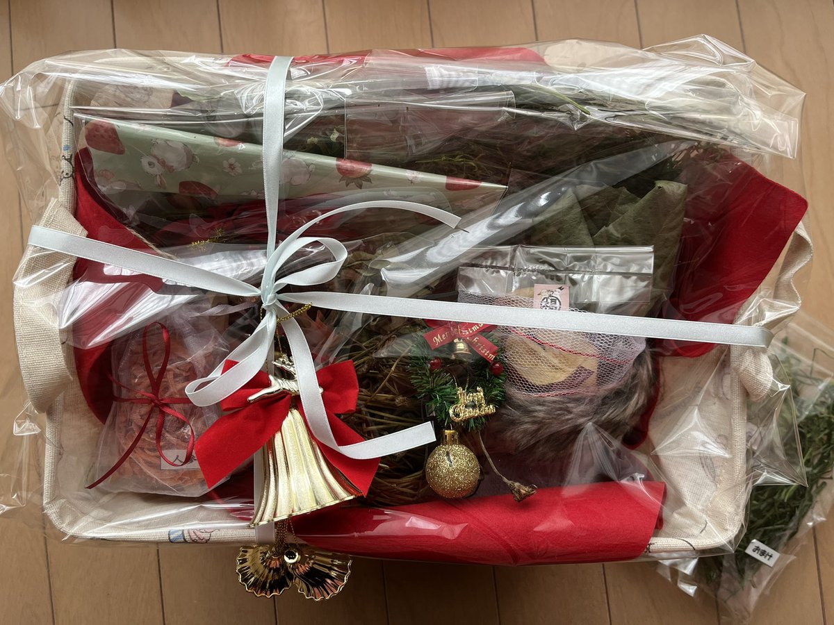 うさ福食堂(<a href="/usafukusyokudou/">うさ福食堂*´ㅅ`)</a> )さんから，うちの子たちのクリスマスプレゼント届きました！
ちょっと奮発してしまった💦
オマケもありがとうございました🙇🏻‍♀️