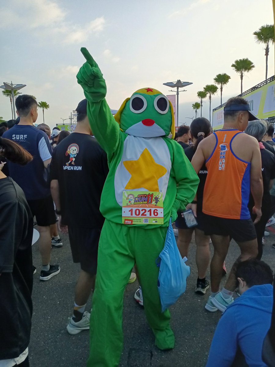 Keroro_3's tweet photo. Keroro來參加高雄夢時代第11屆OPEN! RUN路跑活動,這次跑11km組別,在出發時起點旁會有Open將出現 #路跑 #RoadRunning #OpenRun #OPEN小將 #OPEN將 #OPENちゃん #OpenChan #OPEN小將家族 #Keroro #Keroro軍曹 #ケロロ軍曹 #KeroroGunso #SgtFrog #cosplay #夢時代 #DreamMall #高雄 #Kaohsiung #Taiwan https://t.co/KBDz2s8xGU