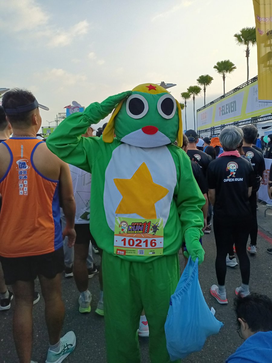 Keroro_3's tweet photo. Keroro來參加高雄夢時代第11屆OPEN! RUN路跑活動,這次跑11km組別,在出發時起點旁會有Open將出現 #路跑 #RoadRunning #OpenRun #OPEN小將 #OPEN將 #OPENちゃん #OpenChan #OPEN小將家族 #Keroro #Keroro軍曹 #ケロロ軍曹 #KeroroGunso #SgtFrog #cosplay #夢時代 #DreamMall #高雄 #Kaohsiung #Taiwan https://t.co/KBDz2s8xGU