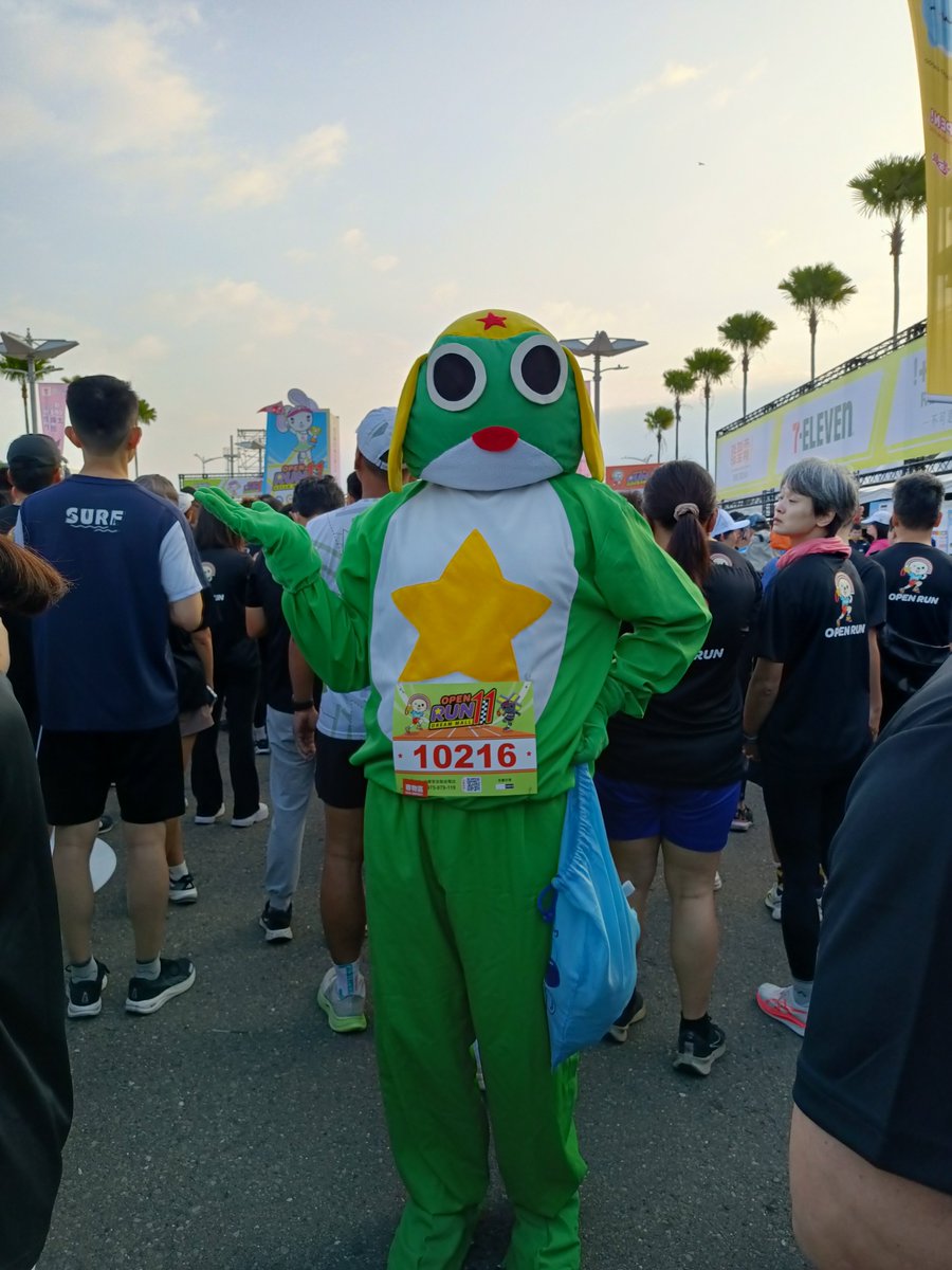 Keroro_3's tweet photo. Keroro來參加高雄夢時代第11屆OPEN! RUN路跑活動,這次跑11km組別,在出發時起點旁會有Open將出現 #路跑 #RoadRunning #OpenRun #OPEN小將 #OPEN將 #OPENちゃん #OpenChan #OPEN小將家族 #Keroro #Keroro軍曹 #ケロロ軍曹 #KeroroGunso #SgtFrog #cosplay #夢時代 #DreamMall #高雄 #Kaohsiung #Taiwan https://t.co/KBDz2s8xGU