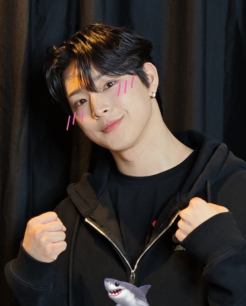 catbreadroll's tweet image. his boba eyes... his tiny fists... he's just a little guy